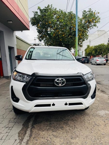 TOYOTA HILUX 2.4 SR 4X2