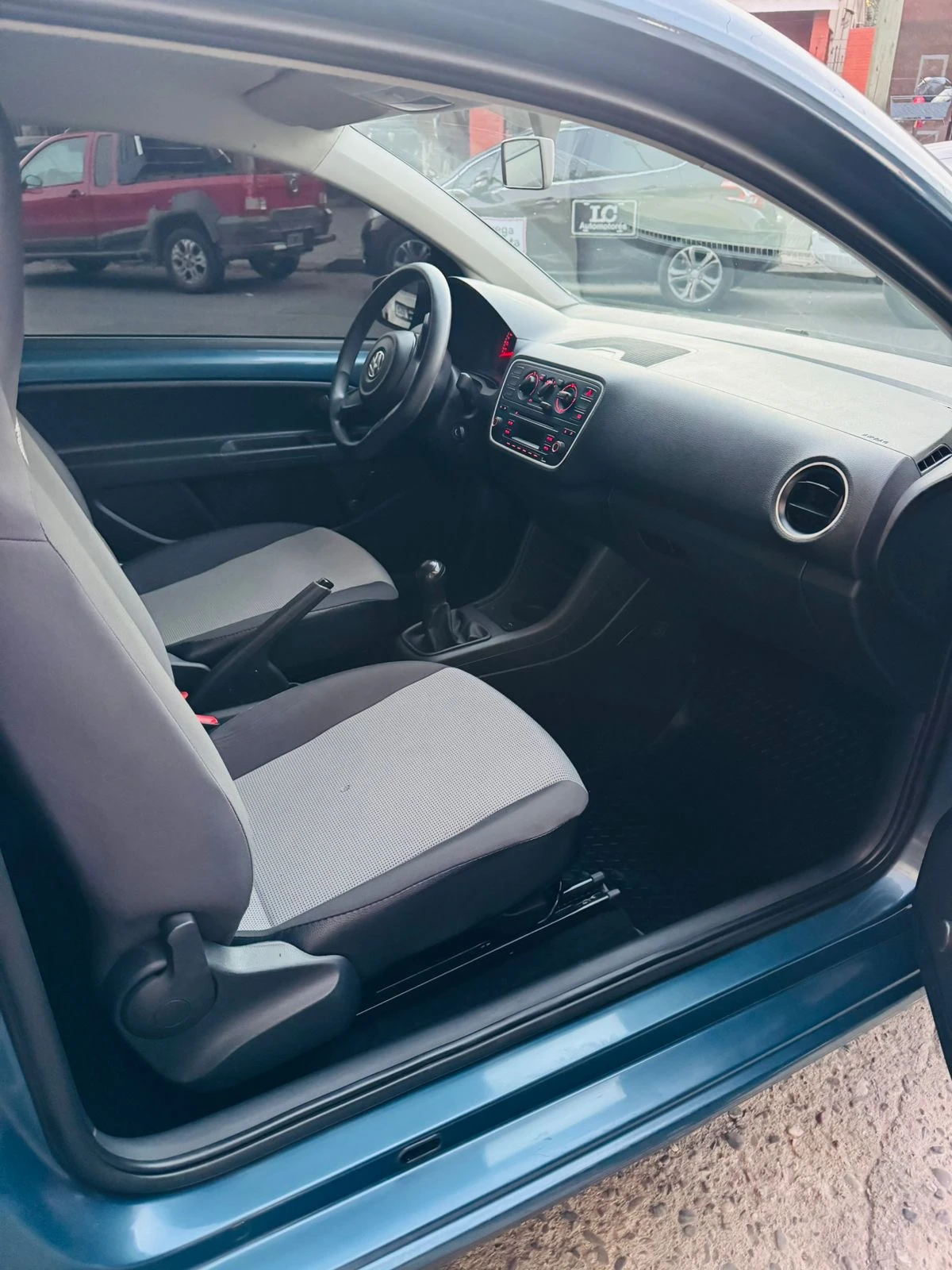 VOLKSWAGEN UP 1.0 TAKE